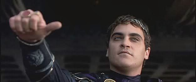 Joaquin Phoenix, pollice verso ne Il Gladiatore